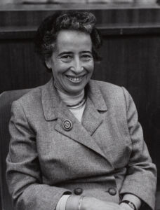 Hannah Arendt, nachdenklich mit einer Zigarette in der Hand, in einer undatierten Aufnahme aus den 1960er-Jahren in New York.