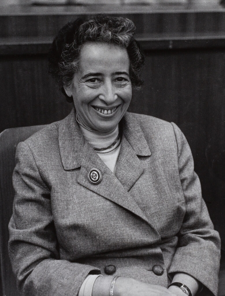 Hannah Arendt, nachdenklich mit einer Zigarette in der Hand, in einer undatierten Aufnahme aus den 1960er-Jahren in New York.