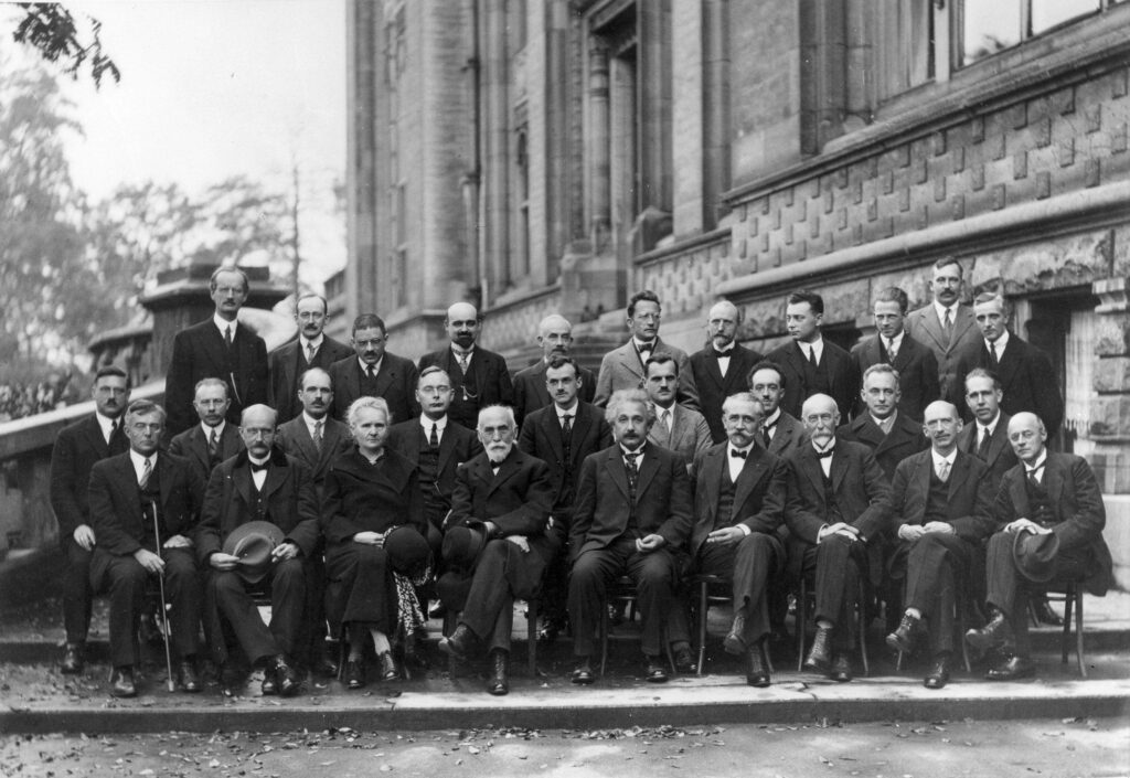 Die Physikerin Marie Curie in ihrem Labor am Pariser Radium-Institut, umgeben von Apparaturen, undatierte Aufnahme um 1912.