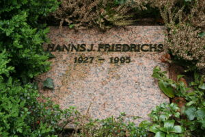 Hanns Joachim Friedrichs am Schreibtisch der Tagesthemen, nachdenklich in die Kamera blickend, Aufnahme aus den späten 1980er-Jahren.