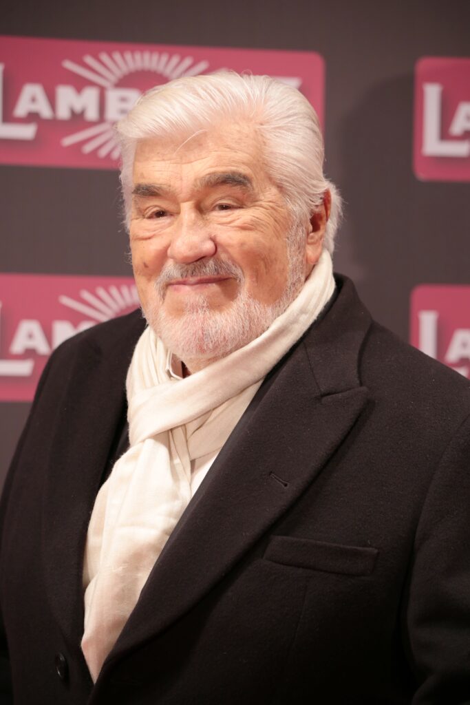 Der Schauspieler Mario Adorf in einer Porträtaufnahme aus den späten 1990er Jahren, nachdenklich und mit charaktervollem Gesichtsausdruck.