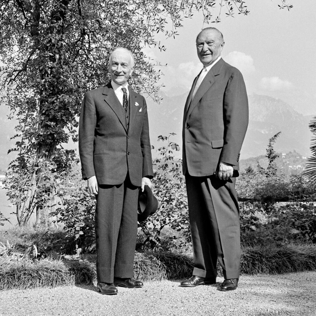 Konrad Adenauer an seinem Schreibtisch im Palais Schaumburg in Bonn, undatierte Aufnahme aus den frühen 1950er-Jahren.