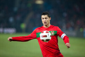 Cristiano Ronaldo im Trikot von Real Madrid während eines Champions-League-Spiels im Santiago-Bernabéu-Stadion, circa 2017.