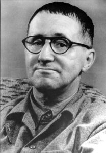 Bertolt Brecht in den 1950er Jahren, nachdenklich mit Zigarre bei einer Probe des Berliner Ensembles in Ost-Berlin.