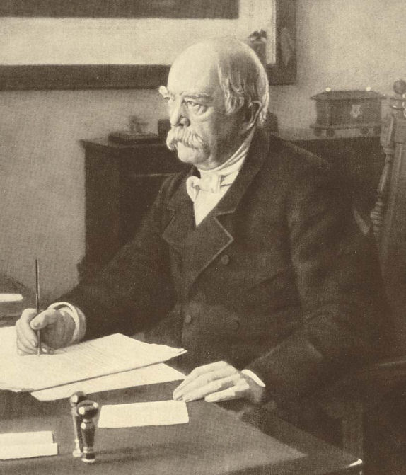 Otto von Bismarck in der Uniform seines Kürassier-Regiments, stehend neben einem Schreibtisch, eine Fotografie aus der Zeit um 1890.