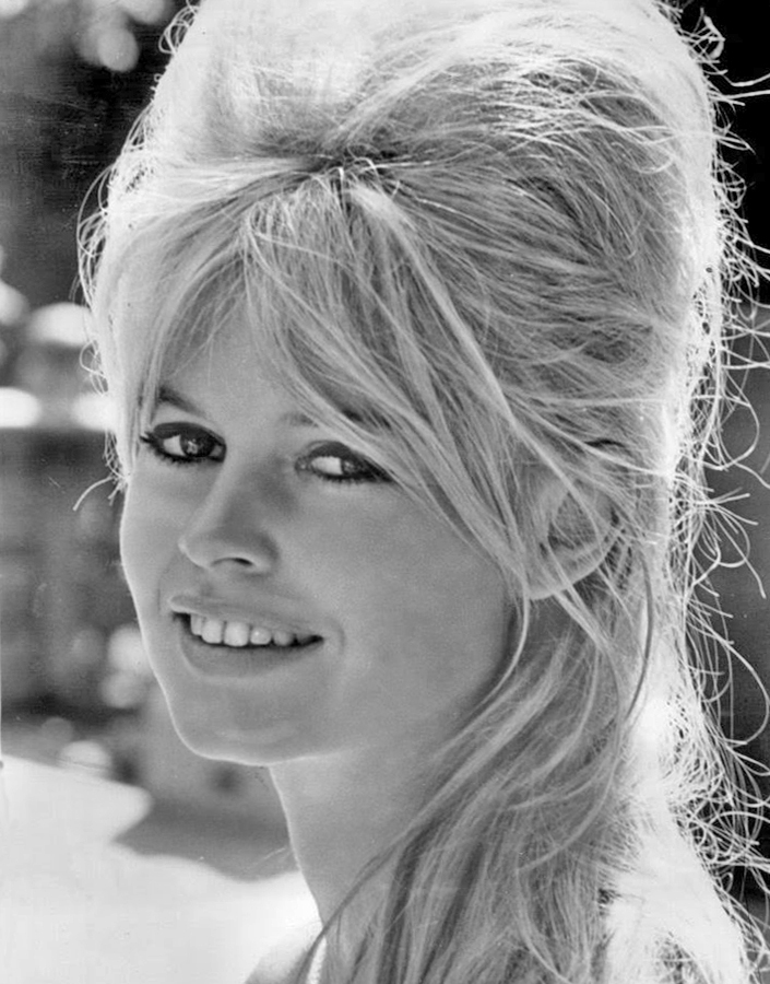Brigitte Bardot am Set des Films 'Die Verachtung' von Jean-Luc Godard, aufgenommen 1963 auf Capri, mit ihrer charakteristischen Beehive-Frisur.