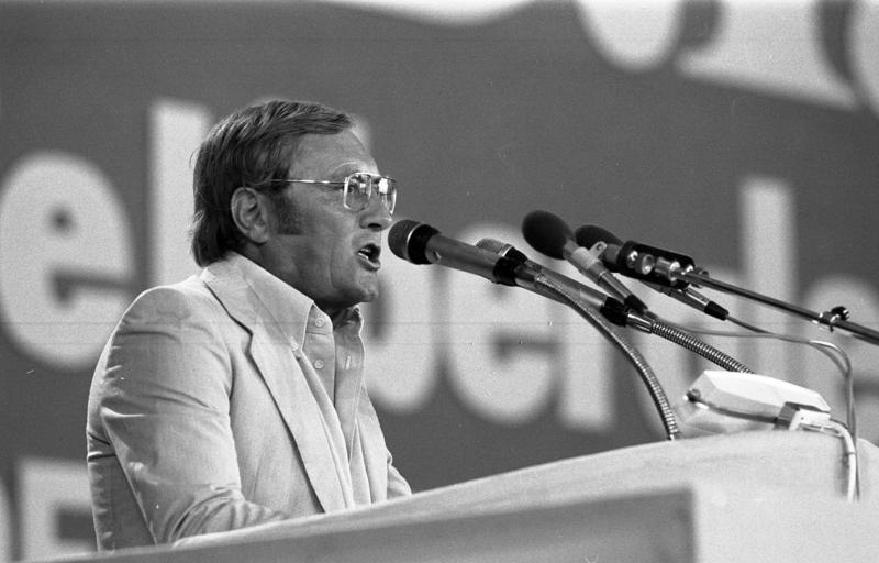 Der Verleger Rudolf Augstein an seinem Schreibtisch in den Hamburger Redaktionsräumen des Spiegel, undatierte Aufnahme aus den 1970er-Jahren.