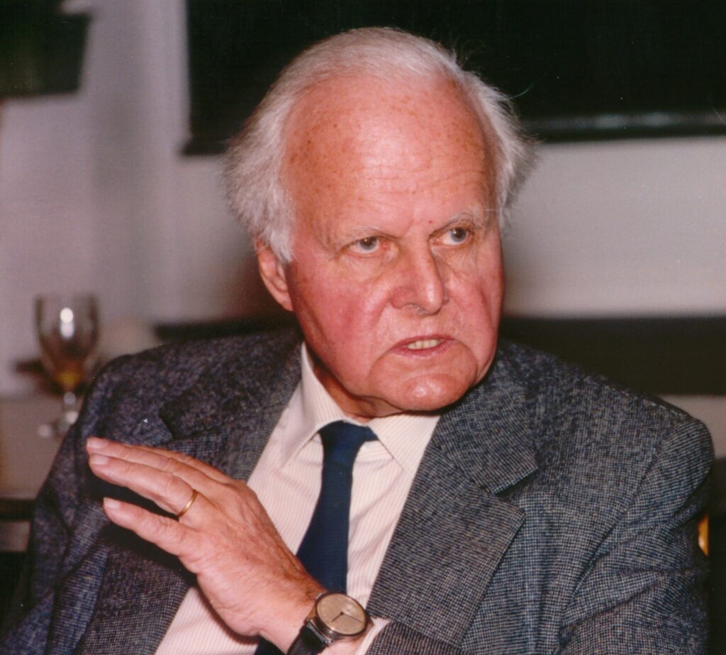 Der Physiker und Philosoph Carl Friedrich von Weizsäcker in seinem Arbeitszimmer in den 1970er Jahren, nachdenklich und umgeben von Büchern.