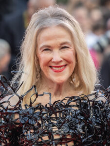 Catherine O'Hara bei einer Preisverleihung um 2020, mit einem Lächeln und ihrer charakteristischen eleganten Ausstrahlung.
