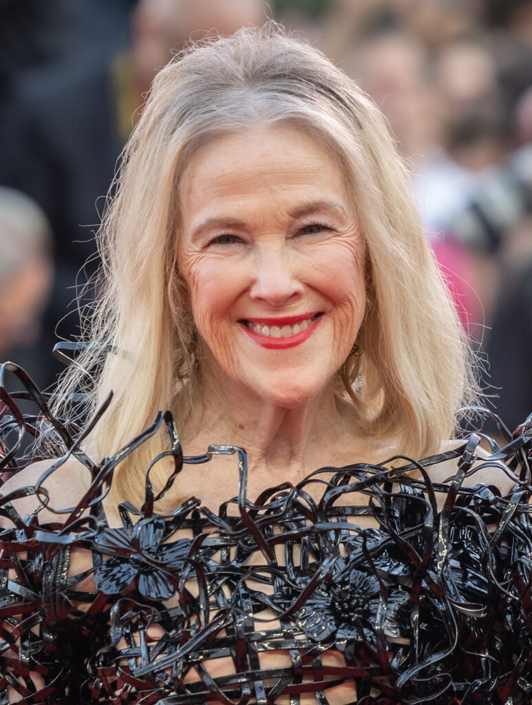 Catherine O'Hara bei einer Preisverleihung um 2020, mit einem Lächeln und ihrer charakteristischen eleganten Ausstrahlung.
