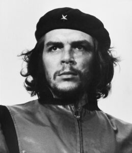 Das ikonische Porträt 'Guerrillero Heroico' von Che Guevara, aufgenommen von Alberto Korda im Jahr 1960 in Havanna, zeigt ihn mit entschlossenem Blick.