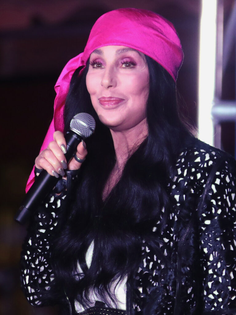 Cher in einem extravaganten Bühnenkostüm von Bob Mackie während eines Auftritts in Las Vegas, circa 1982.
