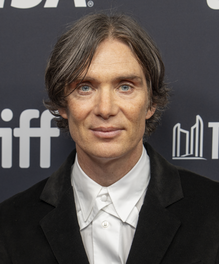 Der irische Schauspieler Cillian Murphy bei einer Filmpremiere, in einem dunklen Anzug mit seinen charakteristischen blauen Augen, um 2023.