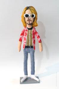 Kurt Cobain mit seiner Fender Akustikgitarre während des MTV Unplugged Konzerts in New York, aufgenommen im November 1993.
