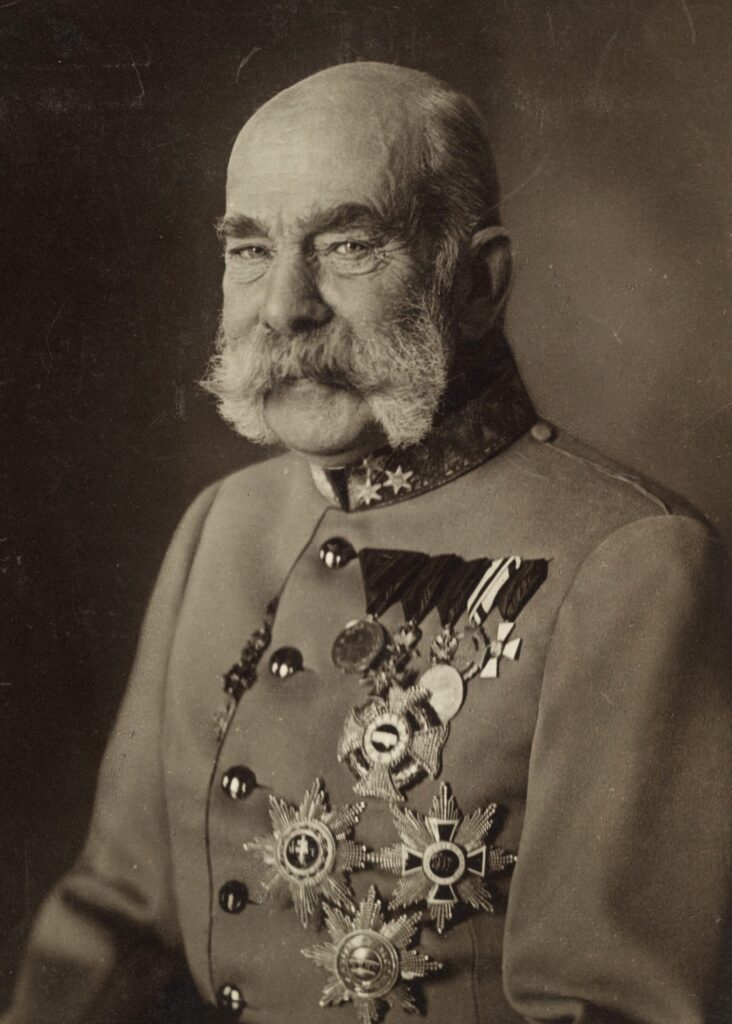 Kaiser Franz Joseph I. in fortgeschrittenem Alter, um 1910, in der Uniform eines Feldmarschalls mit Orden, der Blick ernst und auf die Pflicht konzentriert.