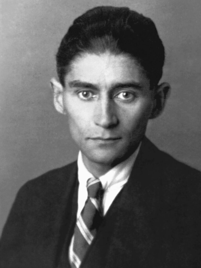 Schwarz-Weiß-Porträt von Franz Kafka um 1923, aufgenommen im Berliner Atelier Bindefeld, zeigt ihn im Anzug mit intensivem Blick.