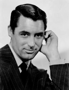 Cary Grant in einer Szene aus Alfred Hitchcocks 'Der unsichtbare Dritte' (1959), im charakteristischen grauen Anzug.