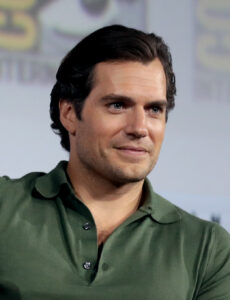 Der Schauspieler Henry Cavill bei einer Filmpremiere in London im Jahr 2022, gekleidet in einem maßgeschneiderten Anzug.
