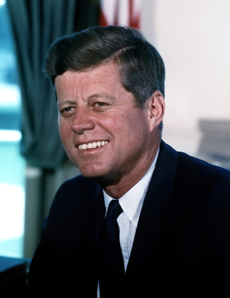 John F. Kennedy in einer nachdenklichen Pose im Oval Office des Weißen Hauses, offizielle Fotografie um 1962.