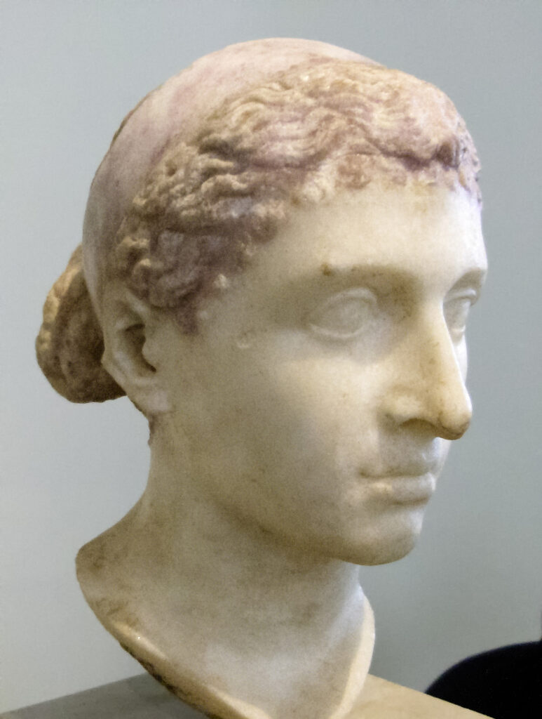 Büste der Kleopatra VII. aus dem Alten Museum in Berlin, die das Porträt einer jungen Frau mit königlichem Diadem zeigt, datiert auf ca. 40-30 v. Chr.