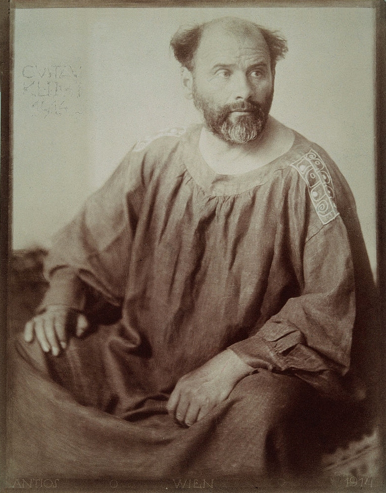 Der österreichische Maler Gustav Klimt in seinem Atelier in Wien, aufgenommen vom Fotografen Moriz Nähr um 1912.