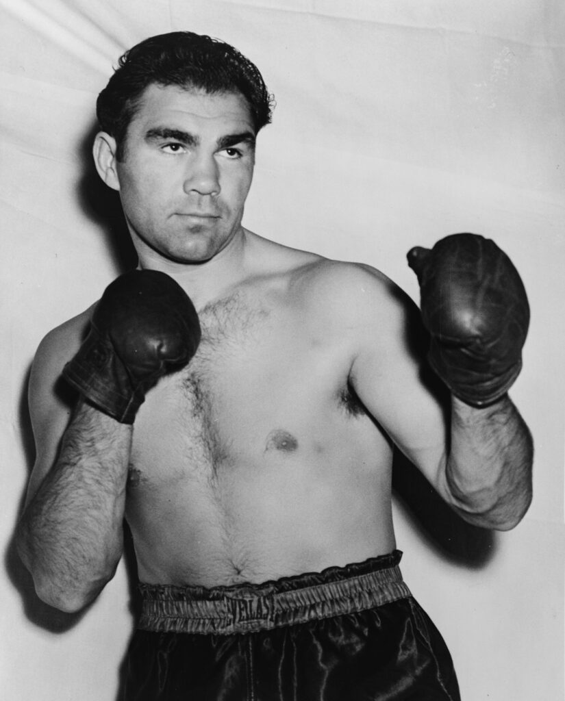 Der deutsche Boxer Max Schmeling in Kampfpose, aufgenommen in einem Studio in den frühen 1930er-Jahren.