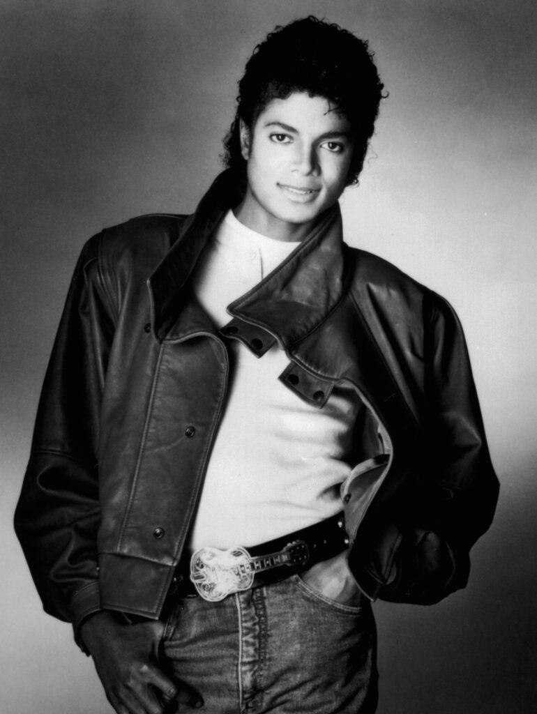 Michael Jackson in seiner ikonischen Pose mit schwarzem Hut und weißem Handschuh während der Aufführung von Billie Jean, circa 1984.
