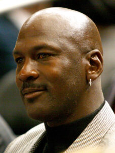Michael Jordan im Trikot der Chicago Bulls während eines Spiels in den 1990er-Jahren, kurz vor einem Sprungwurf.