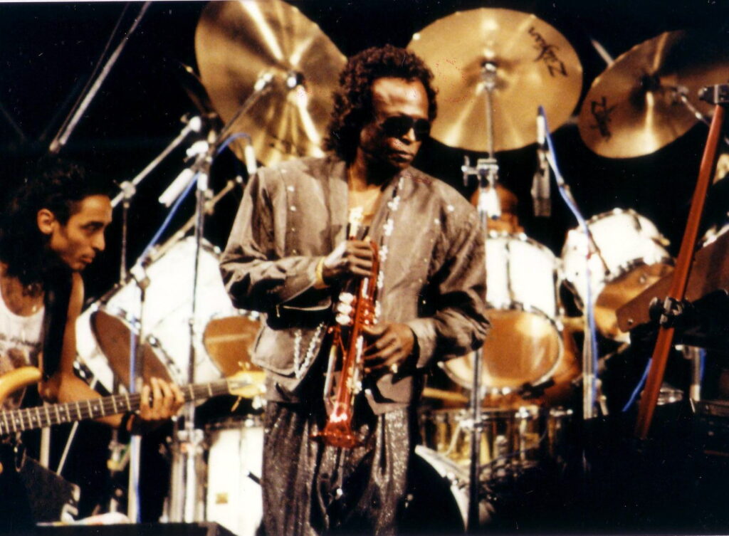 Miles Davis spielt Trompete mit aufgesetztem Harmon-Dämpfer während eines Konzerts, undatierte Aufnahme aus den späten 1950er Jahren.