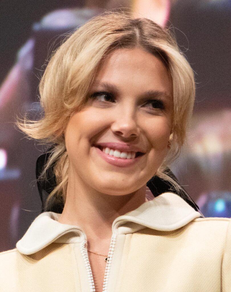 Die Schauspielerin Millie Bobby Brown bei einer Veranstaltung im Jahr 2022, mit nachdenklichem Blick und elegantem Auftreten.