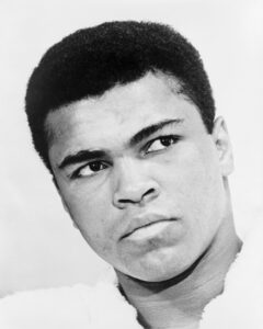 Muhammad Ali steht triumphierend über dem am Boden liegenden Sonny Liston im Rückkampf am 25. Mai 1965 in Lewiston, Maine.