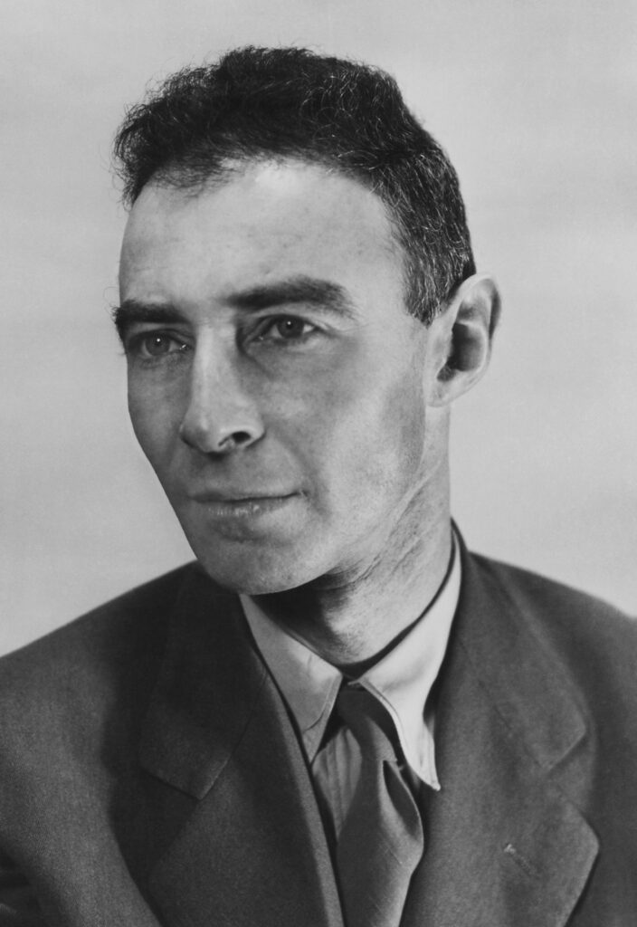 J. Robert Oppenheimer mit seinem charakteristischen Hut und einer Zigarette, undatierte Aufnahme um 1945 während seiner Zeit in Los Alamos.