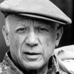 Der spanische Künstler Pablo Picasso in seinem Atelier in Vallauris, Südfrankreich, in den frühen 1950er-Jahren, umgeben von Keramiken.