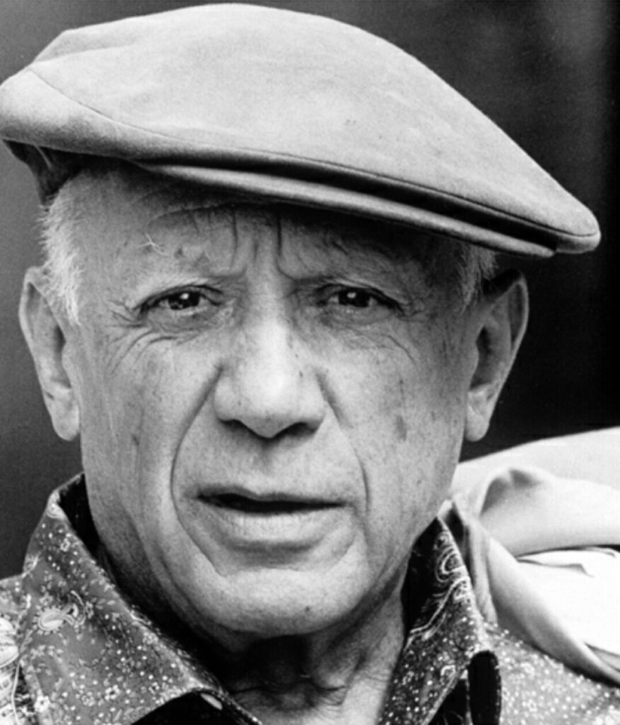 Der spanische Künstler Pablo Picasso in seinem Atelier in Vallauris, Südfrankreich, in den frühen 1950er-Jahren, umgeben von Keramiken.
