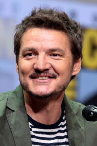 Der Schauspieler Pedro Pascal bei einer Premiere im Jahr 2023, in einem dunklen Anzug vor einer Pressewand.