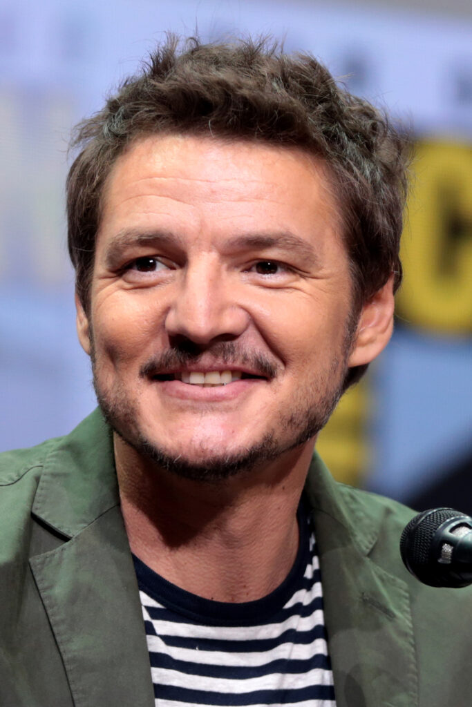 Der Schauspieler Pedro Pascal bei einer Premiere im Jahr 2023, in einem dunklen Anzug vor einer Pressewand.