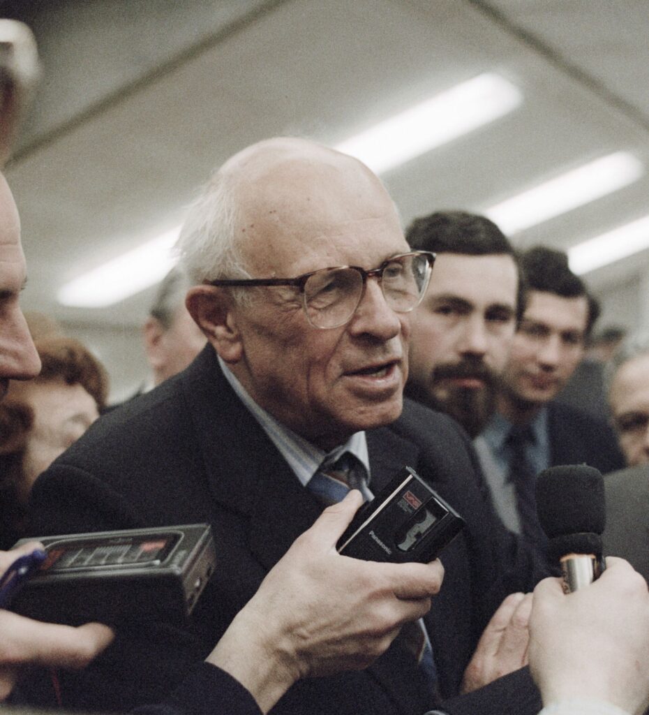 Der Physiker und Dissident Andrei Sacharow während einer Rede vor dem Kongress der Volksdeputierten in Moskau, aufgenommen Ende der 1980er Jahre.
