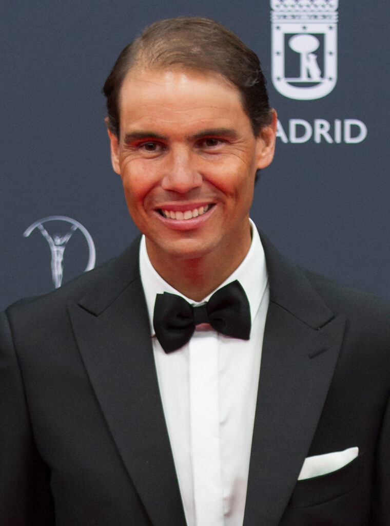 Rafael Nadal schlägt bei den French Open in Paris eine kraftvolle Vorhand mit seiner linken Hand auf dem Sandplatz von Roland Garros.