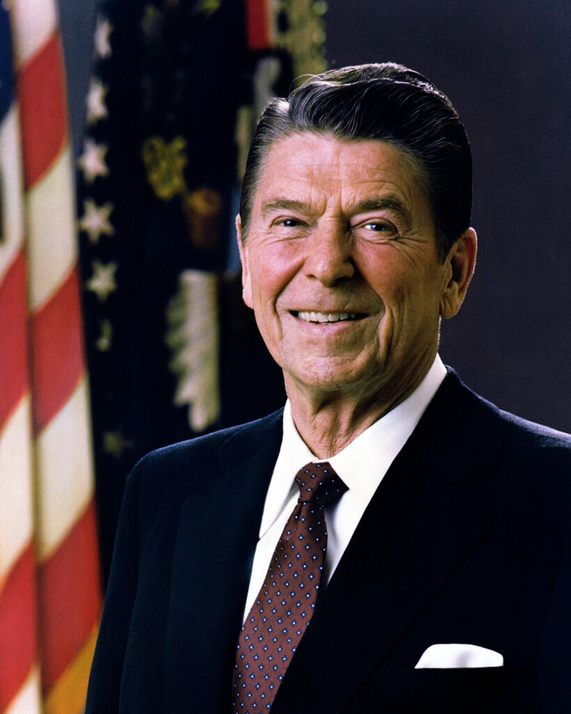 Der 40. US-Präsident Ronald Reagan hält eine Rede im Oval Office des Weißen Hauses, undatierte Aufnahme aus den 1980er Jahren.