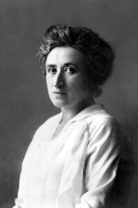 Rosa Luxemburg, undatierte Porträtaufnahme um 1910, mit nachdenklichem Blick und hochgestecktem Haar.
