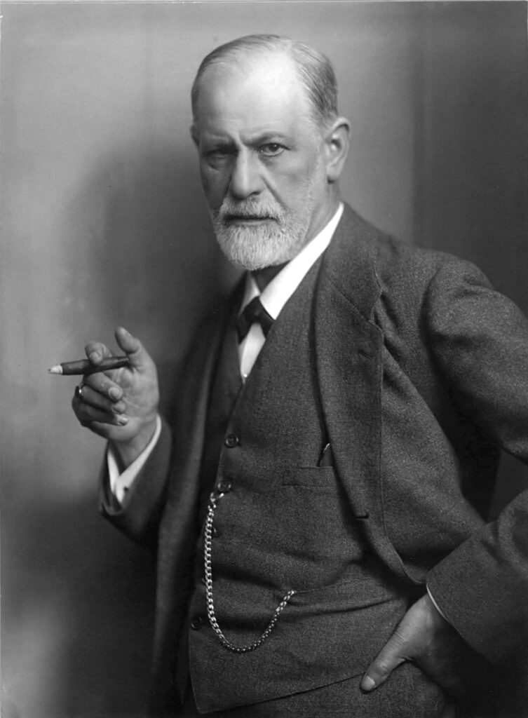 Sigmund Freud in seinem Arbeitszimmer in Wien, umgeben von Büchern und seiner Sammlung antiker Statuetten, undatierte Aufnahme um 1930.