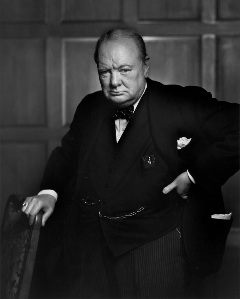 Winston Churchill in seinem Arbeitszimmer in der Downing Street 10, aufgenommen während des Zweiten Weltkriegs um 1941, die Zigarre in der Hand.