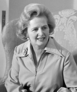Margaret Thatcher spricht vor der Downing Street No. 10, undatierte Aufnahme während ihrer Amtszeit als Premierministerin.
