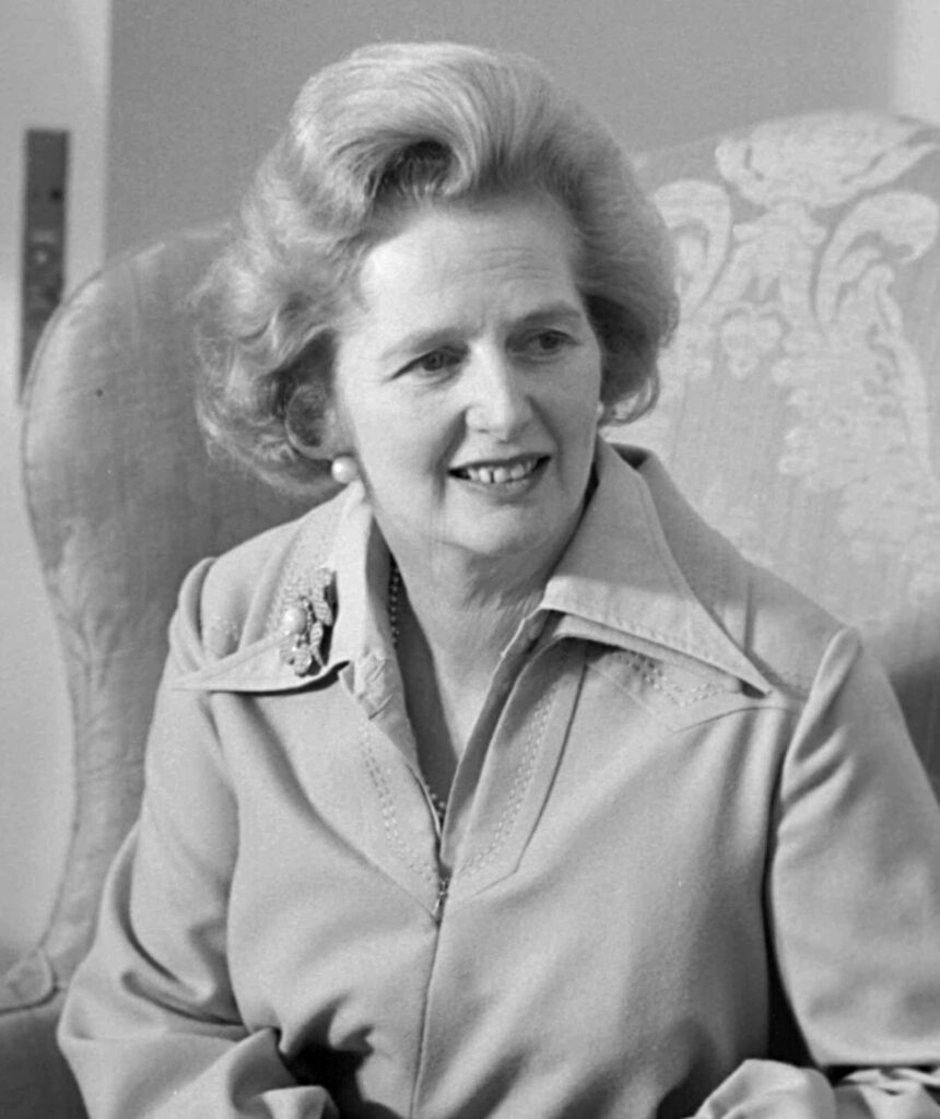Margaret Thatcher spricht vor der Downing Street No. 10, undatierte Aufnahme während ihrer Amtszeit als Premierministerin.