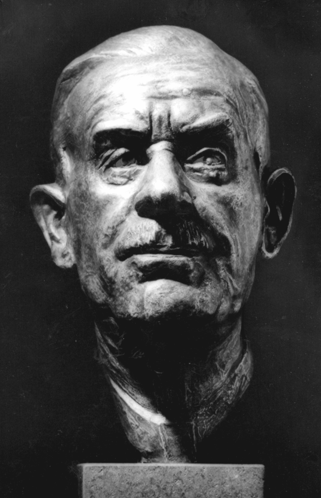 Der Schriftsteller Thomas Mann in nachdenklicher Pose an seinem Schreibtisch, aufgenommen in seinem Haus in München um 1928.