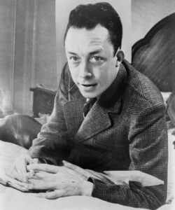 Albert Camus in seinem Pariser Arbeitszimmer, eine nachdenkliche Aufnahme mit Zigarette aus den späten 1950er-Jahren.