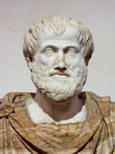 Eine Marmorbüste von Aristoteles, die den griechischen Philosophen mit nachdenklichem Gesichtsausdruck und Bart zeigt, Kopie eines Originals von Lysipp.