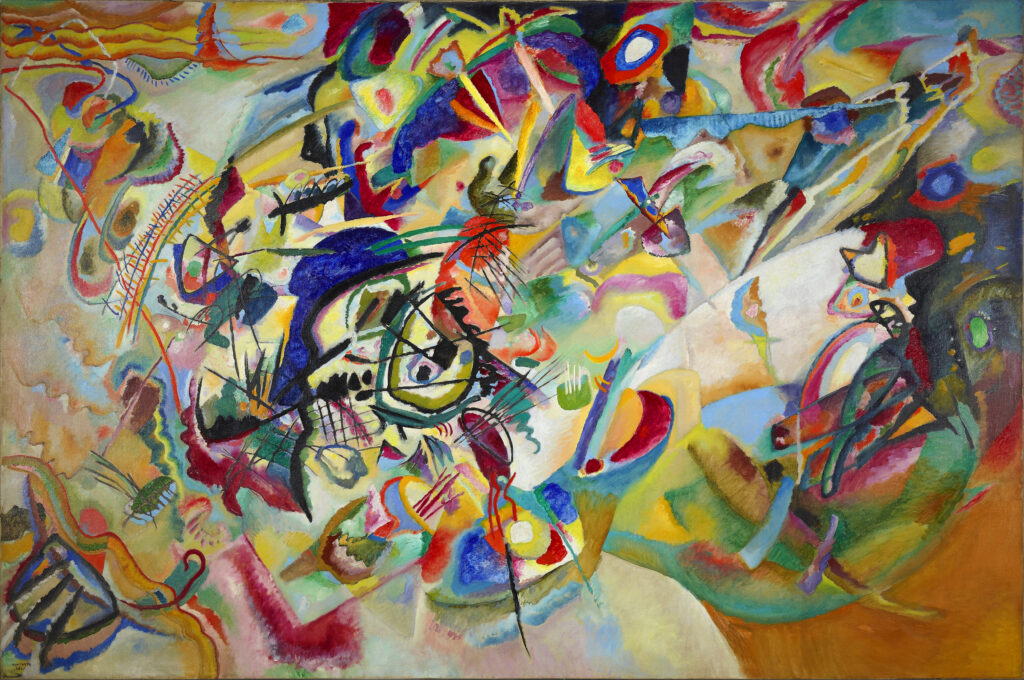 Der Maler Wassily Kandinsky in seinem Atelier in Neuilly-sur-Seine, Fotografie aus dem Jahr 1935, blickt konzentriert auf eine seiner geometrischen Kompositionen.