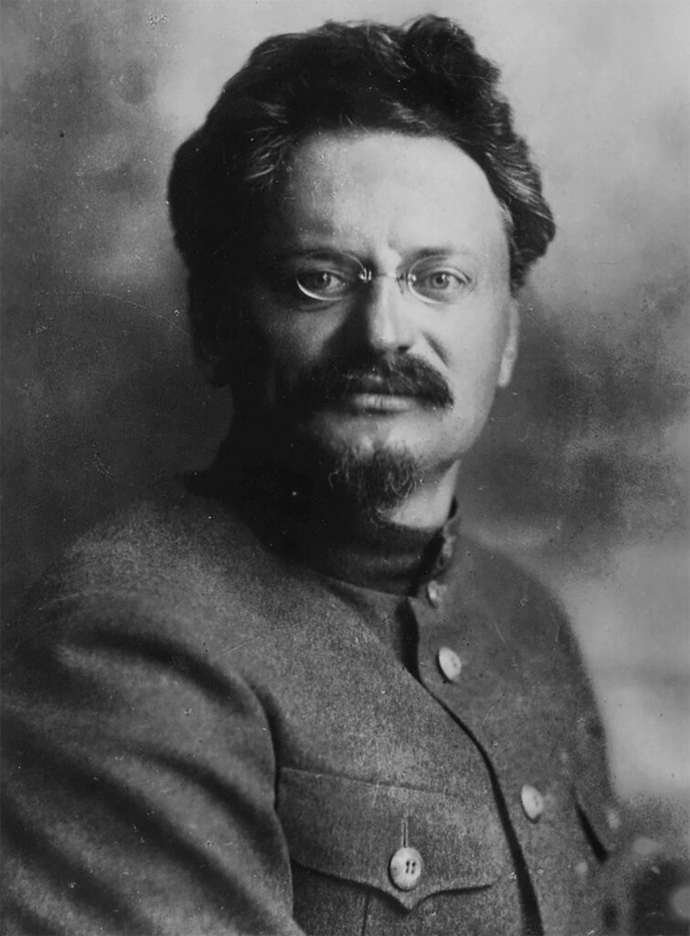 Leo Trotzki in Uniform als Volkskommissar für das Kriegswesen, eine Aufnahme während des Russischen Bürgerkriegs um 1919.