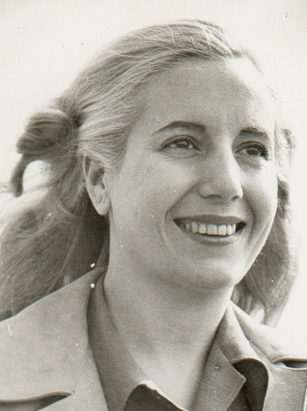 Eva Perón am Balkon der Casa Rosada in Buenos Aires, eine Ansprache an die Menge haltend, eine undatierte Aufnahme um 1951.